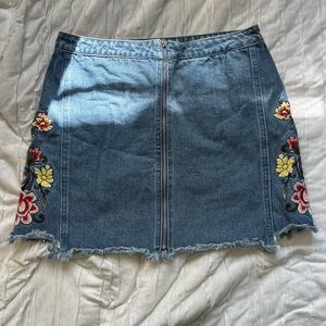 HONEY PUNCH EMBROIDERED FLORAL DENIM SKIRT